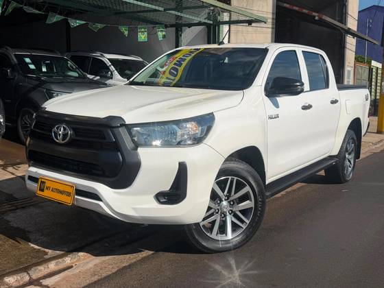 TOYOTA HILUX 2.8 D-4D TURBO DIESEL CD POWER PACK 4X4 MANUAL TOYOTA HILUX 2.8 D-4D TURBO DIESEL CD POWER PACK 4X4 MANUAL